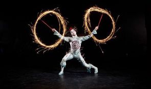 Цирк Дю Солей привез в Грецию шоу «Quidam»